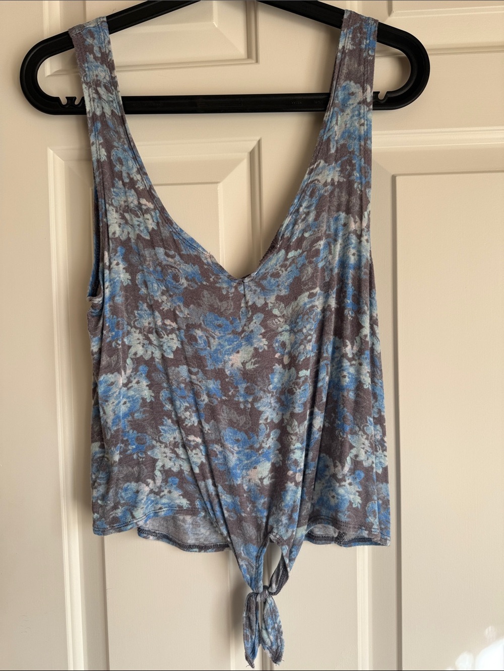Kimchi Blue Blue and Gray Floral Tie-Front Tank